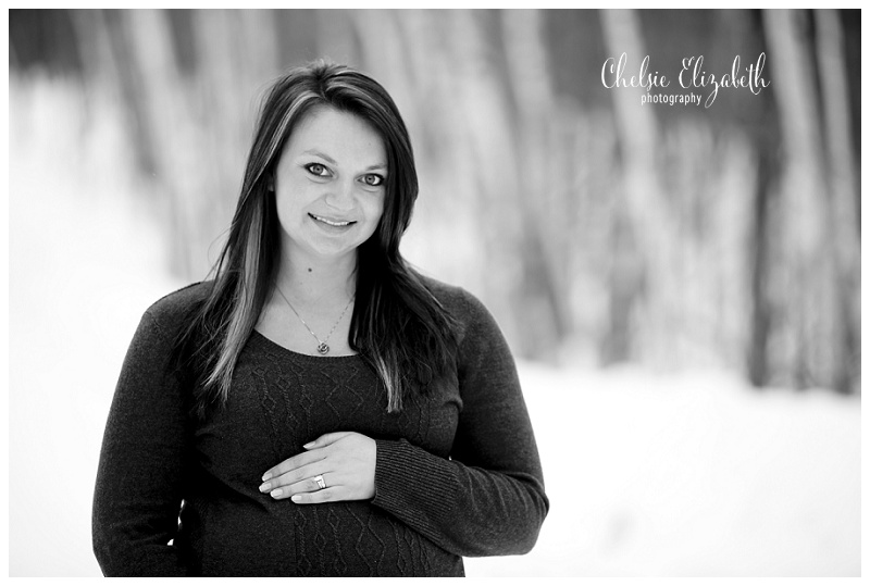 Winter Pregnancy Photography in Brainerd MN by Chelsie_Elizabeth_Photography