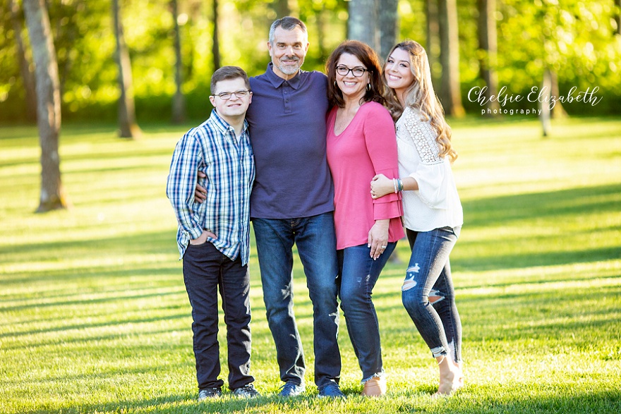 professional family photo in backyard